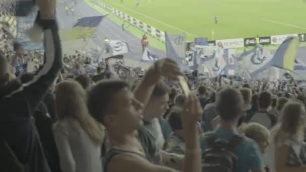 Aficionados en el estadio durante el partido. Olimpiyskiy. Kiev. Ucrania. — Vídeo de stock