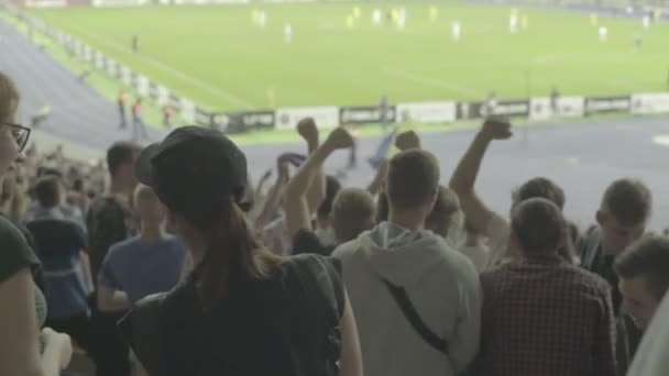 Fanoušci na stadionu během hry. Olimpiyskiy. Kyjev. Ukrajina. — Stock video