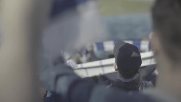 Aficionados en el estadio durante el partido. Olimpiyskiy. Kiev. Ucrania. — Vídeos de Stock