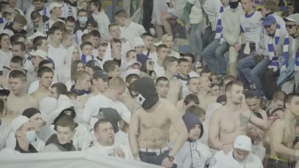 Fans in het stadion tijdens de wedstrijd. Olimpiyskiën. Kiev. Oekraïne. — Stockvideo