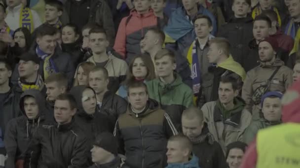 Fans während des Spiels im Stadion. Olimpiyskiy. Kiew. Ukraine. — Stockvideo