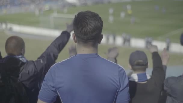 Fãs no estádio durante o jogo. Olimpiyskiy. Kiev. Ucrânia. — Vídeo de Stock