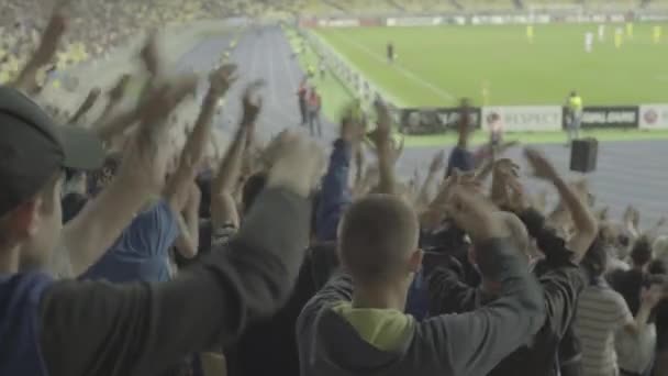 Fani na stadionie podczas meczu. Olimpijski. Kijów. Ukraina. — Wideo stockowe