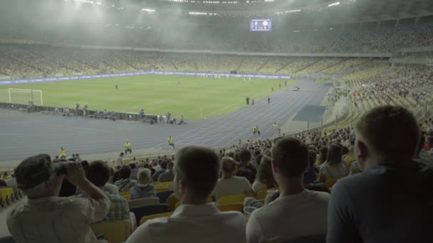 Fani na stadionie podczas meczu. Olimpijski. Kijów. Ukraina. — Wideo stockowe