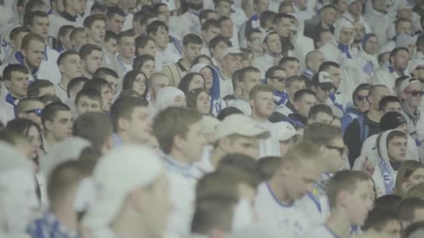 Aficionados en el estadio durante el partido. Olimpiyskiy. Kiev. Ucrania. — Vídeo de stock