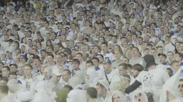 Aficionados en el estadio durante el partido. Olimpiyskiy. Kiev. Ucrania. — Vídeos de Stock