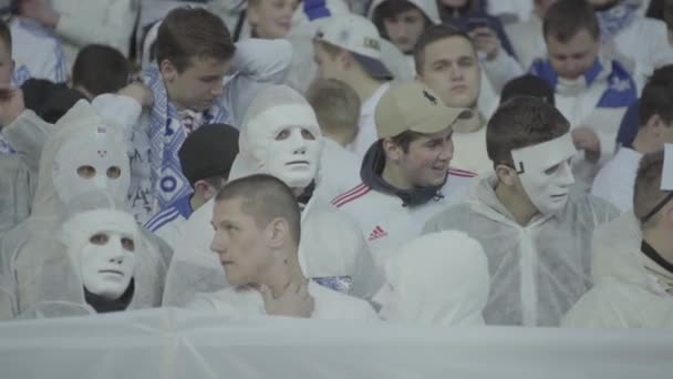 Fans während des Spiels im Stadion. Olimpiyskiy. Kiew. Ukraine. — Stockvideo