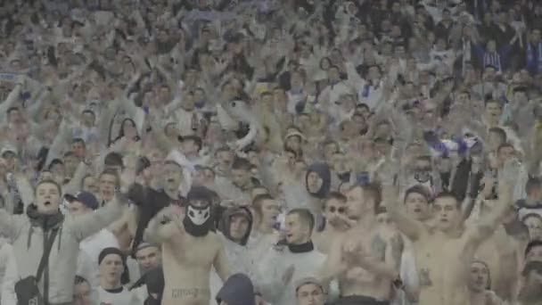 Fans während des Spiels im Stadion. Olimpiyskiy. Kiew. Ukraine. — Stockvideo