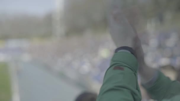 Aficionados en el estadio durante el partido. Olimpiyskiy. Kiev. Ucrania. — Vídeo de stock