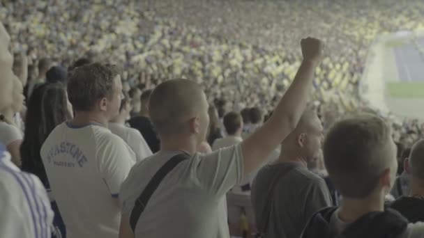 Fani na stadionie podczas meczu. Olimpijski. Kijów. Ukraina. — Wideo stockowe