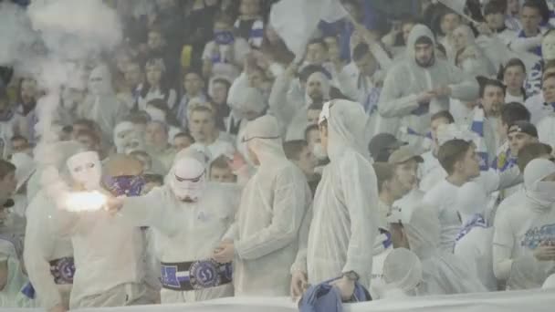 Fans in het stadion tijdens de wedstrijd. Olimpiyskiën. Kiev. Oekraïne. — Stockvideo