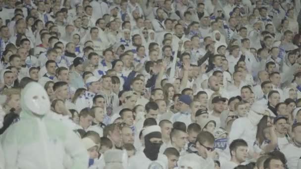 Fãs no estádio durante o jogo. Olimpiyskiy. Kiev. Ucrânia. — Vídeo de Stock