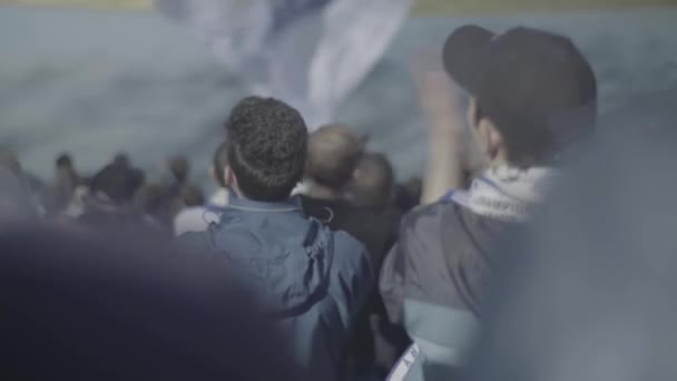 Fans in het stadion tijdens de wedstrijd. Olimpiyskiën. Kiev. Oekraïne. — Stockvideo