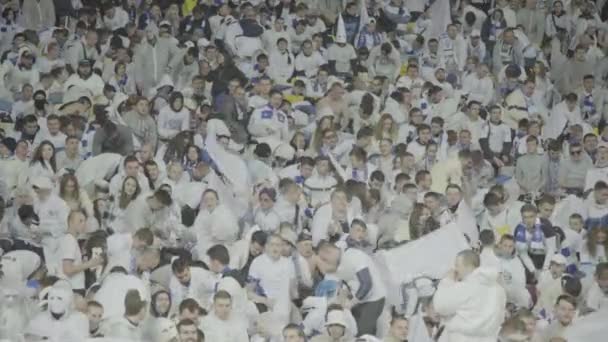 Ventilateurs dans le stade pendant le match. Olimpiyskiy. Kiev. Ukraine. — Video