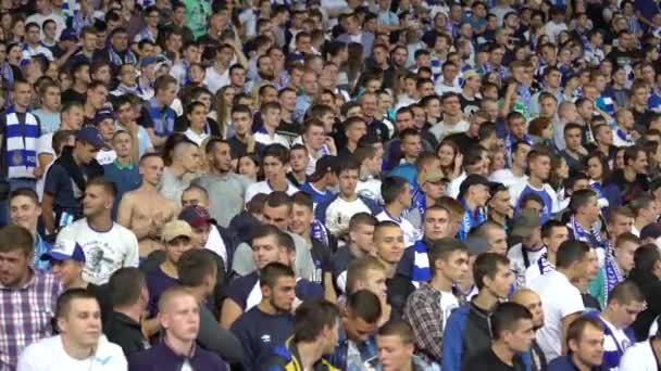 Fans in het stadion tijdens de wedstrijd. Olimpiyskiën. Kiev. Oekraïne. — Stockvideo