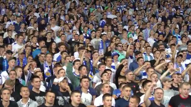 Rajongók a stadionban a meccs alatt. Olimpiyskiy vagyok. Kijevben. Ukrajna. — Stock videók