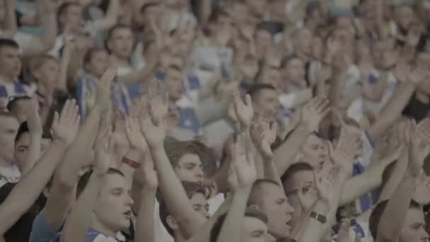 Fans in het stadion tijdens de wedstrijd. Olimpiyskiën. Kiev. Oekraïne. — Stockvideo