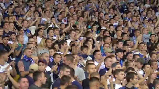 Fani na stadionie podczas meczu. Olimpijski. Kijów. Ukraina. — Wideo stockowe