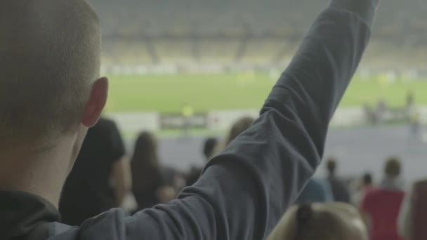 Fans während des Spiels im Stadion. Olimpiyskiy. Kiew. Ukraine. — Stockvideo