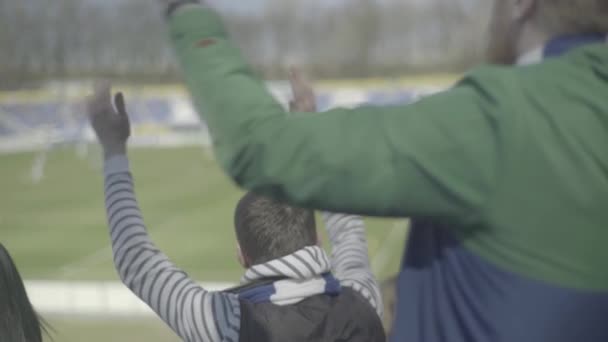 Fans während des Spiels im Stadion. Olimpiyskiy. Kiew. Ukraine. — Stockvideo