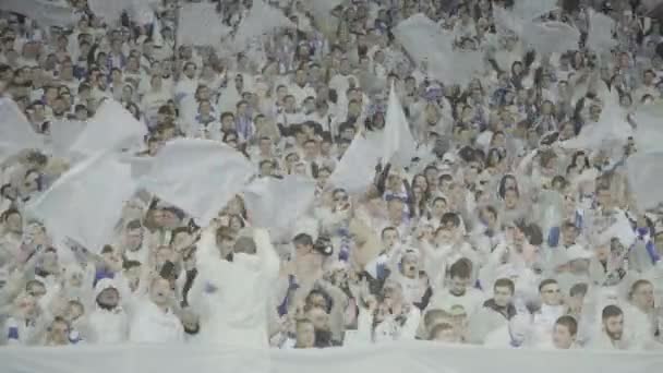 Fani na stadionie podczas meczu. Olimpijski. Kijów. Ukraina. — Wideo stockowe