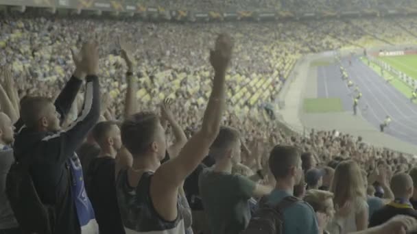 Aficionados en el estadio durante el partido. Olimpiyskiy. Kiev. Ucrania. — Vídeos de Stock