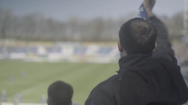 Fãs no estádio durante o jogo. Olimpiyskiy. Kiev. Ucrânia. — Vídeo de Stock