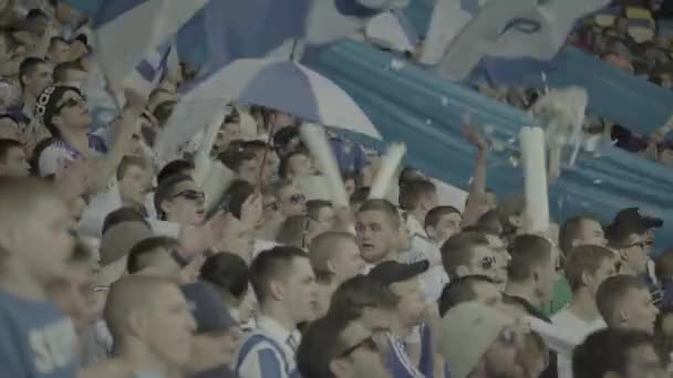 試合中のスタジアムのファン。オリンピィスキーだ。キエフ。ウクライナ. — ストック動画