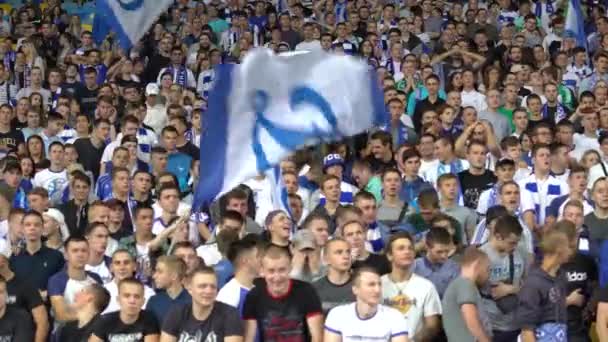 Aficionados en el estadio durante el partido. Olimpiyskiy. Kiev. Ucrania. — Vídeos de Stock