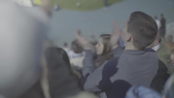 Fans in het stadion tijdens de wedstrijd. Olimpiyskiën. Kiev. Oekraïne. — Stockvideo