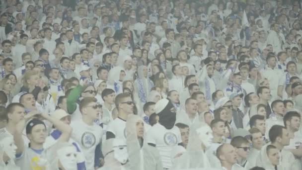 Ventilateurs dans le stade pendant le match. Olimpiyskiy. Kiev. Ukraine. — Video