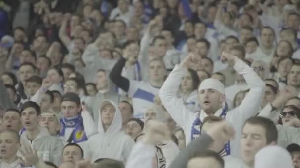 Aficionados en el estadio durante el partido. Olimpiyskiy. Kiev. Ucrania. — Vídeos de Stock