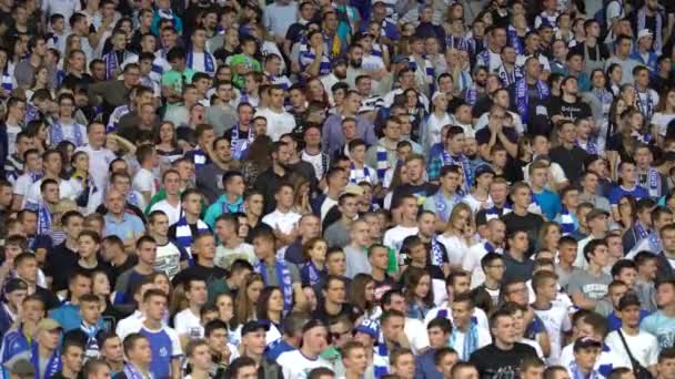 Fãs no estádio durante o jogo. Olimpiyskiy. Kiev. Ucrânia. — Vídeo de Stock