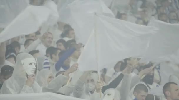 Fani na stadionie podczas meczu. Olimpijski. Kijów. Ukraina. — Wideo stockowe