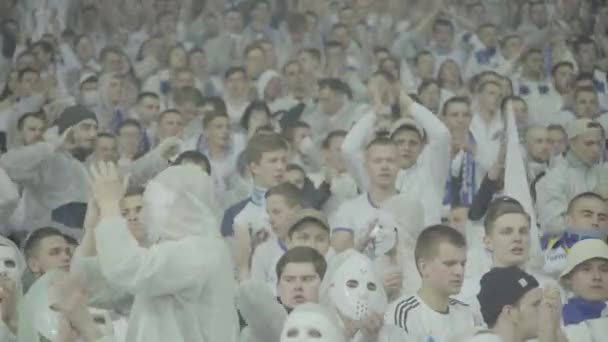 Fans in het stadion tijdens de wedstrijd. Olimpiyskiën. Kiev. Oekraïne. — Stockvideo