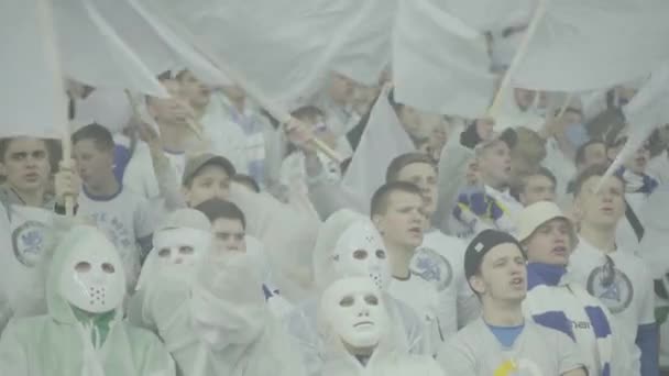 Aficionados en el estadio durante el partido. Olimpiyskiy. Kiev. Ucrania. — Vídeo de stock