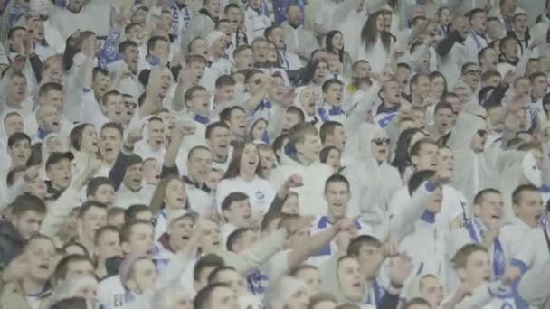 Aficionados en el estadio durante el partido. Olimpiyskiy. Kiev. Ucrania. — Vídeo de stock