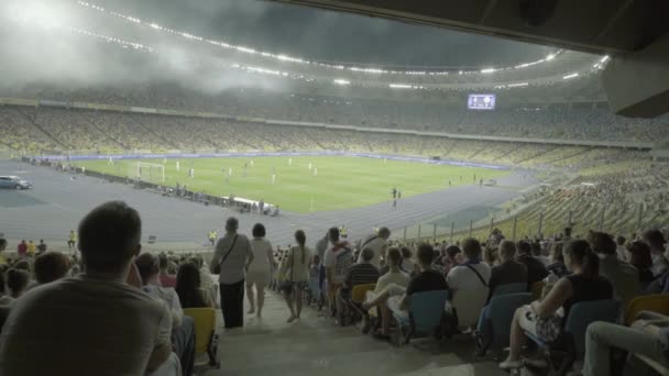 Aficionados en el estadio durante el partido. Olimpiyskiy. Kiev. Ucrania. — Vídeos de Stock