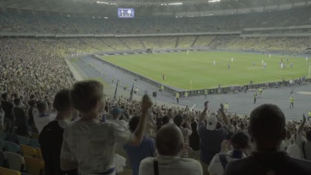 Fans in het stadion tijdens de wedstrijd. Olimpiyskiën. Kiev. Oekraïne. — Stockvideo