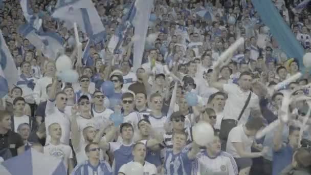 Fans während des Spiels im Stadion. Olimpiyskiy. Kiew. Ukraine. — Stockvideo