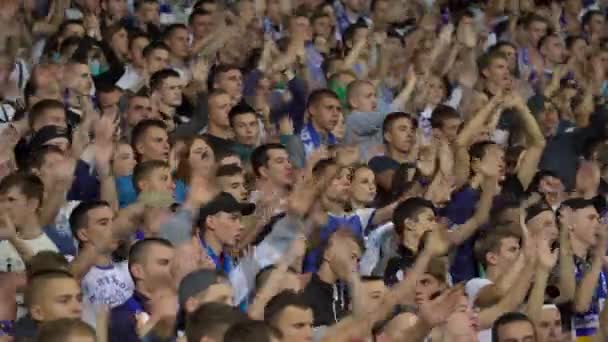 Fans während des Spiels im Stadion. Olimpiyskiy. Kiew. Ukraine. — Stockvideo