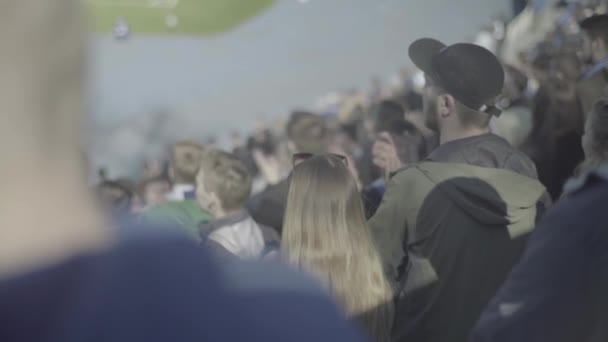 Fans in het stadion tijdens de wedstrijd. Olimpiyskiën. Kiev. Oekraïne. — Stockvideo