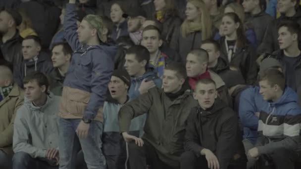 Fãs no estádio durante o jogo. Olimpiyskiy. Kiev. Ucrânia. — Vídeo de Stock