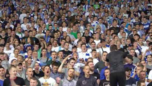 Fans in het stadion tijdens de wedstrijd. Olimpiyskiën. Kiev. Oekraïne. — Stockvideo