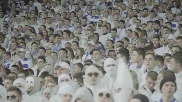 Fani na stadionie podczas meczu. Olimpijski. Kijów. Ukraina. — Wideo stockowe