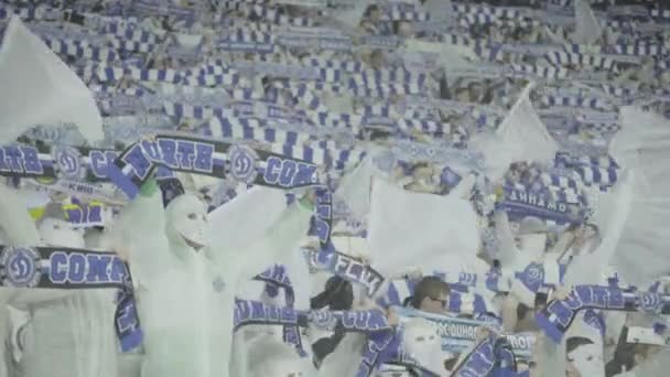 Fãs no estádio durante o jogo. Olimpiyskiy. Kiev. Ucrânia. — Vídeo de Stock