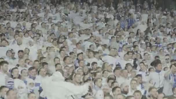 Fãs no estádio durante o jogo. Olimpiyskiy. Kiev. Ucrânia. — Vídeo de Stock