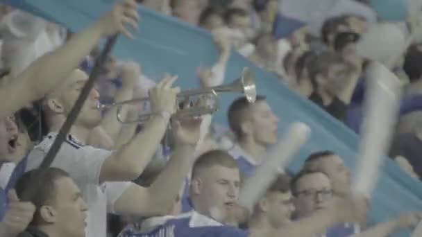 Fans in het stadion tijdens de wedstrijd. Olimpiyskiën. Kiev. Oekraïne. — Stockvideo