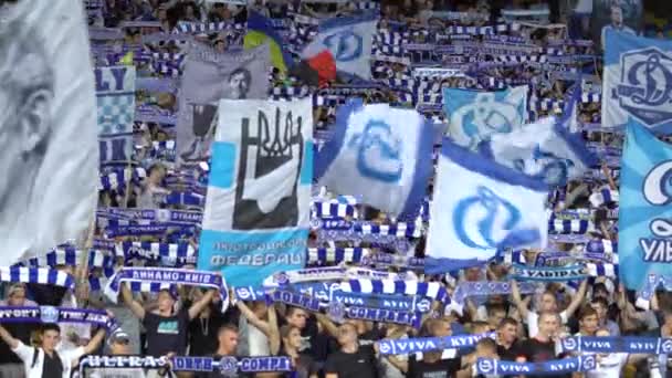 Ventilatori nello stadio durante la partita. Olimpiyskiy. Kiev. Ucraina. — Video Stock