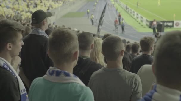 Fanoušci na stadionu během hry. Olimpiyskiy. Kyjev. Ukrajina. — Stock video